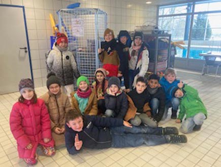 Gruppenbild Schüler mit Spende Gitterbox v. Förderverein