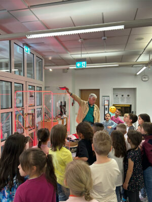 Schüler bei der Führung durch die Stadtbibliothek