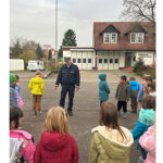 Die Schülerinnen und Schüler üben das korrekte Überqueren der Straße.