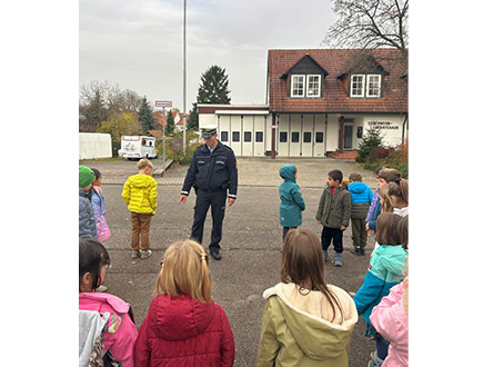 Die Schülerinnen und Schüler üben das korrekte Überqueren der Straße.