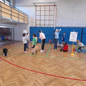 Schüler und Lehrer in Aktion in der Sporthalle