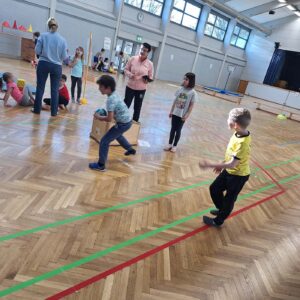 Schüler und Lehrer in Aktion in der Sporthalle