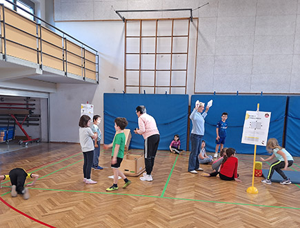 Schüler und Lehrer in Aktion in der Sporthalle