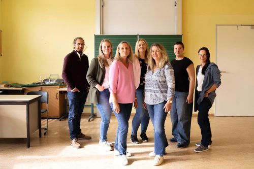 Teamfoto Kollegium Grundschule Helmsheim, Foto: Annette Göring, profogo.de